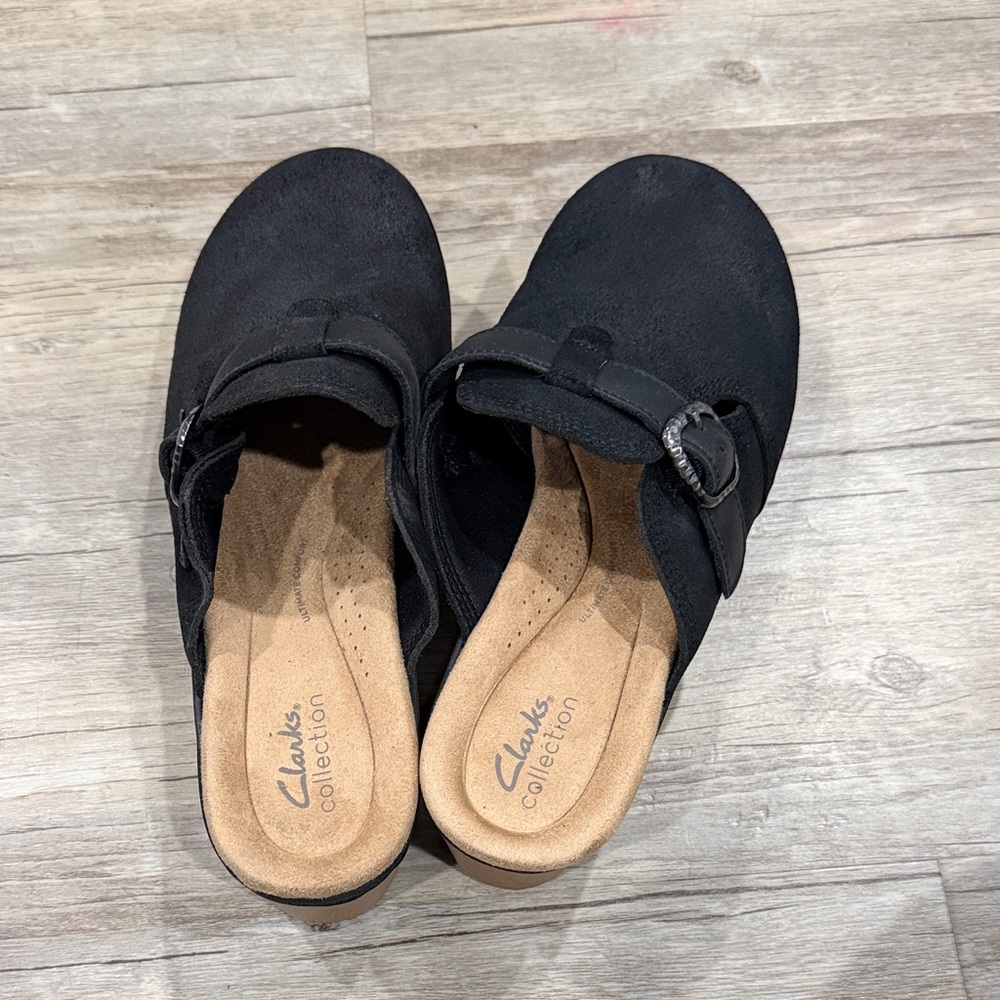 Clarks Black Suede Buckle Clog Mule with Tan Wood-Tone Platform - Picture 2 of 4